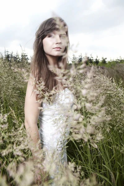 Brunette girl posing in nature — Stock Photo, Image