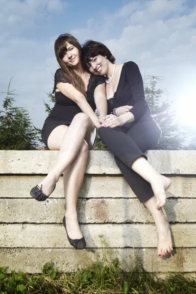 Twee vrienden zittend op een betonnen plaat — Stockfoto