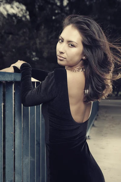 Brunette girl posing outdoor — Stock Photo, Image