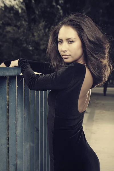 Morena menina posando ao ar livre — Fotografia de Stock