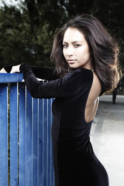 Brunette girl posing outdoor — Stock Photo, Image