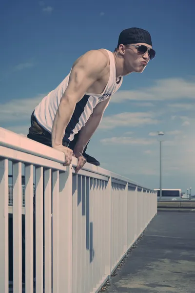 Homme posant sur le pont — Photo