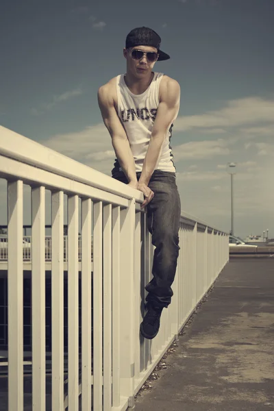 Hombre posando en el puente — Foto de Stock