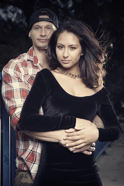 Couple posing on the bridge — Stock Photo, Image