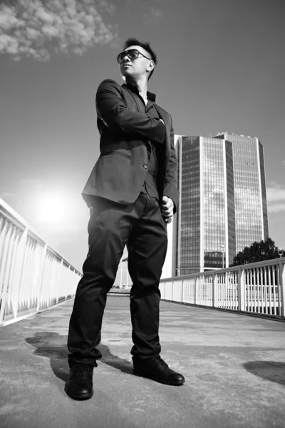 Asiático hombre posando en el puente — Foto de Stock