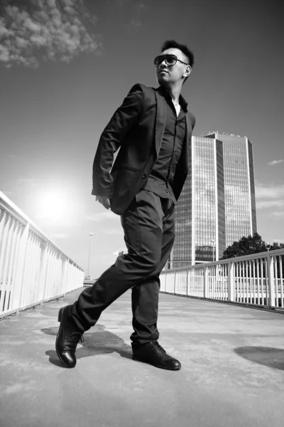 Asiático hombre posando en el puente — Foto de Stock