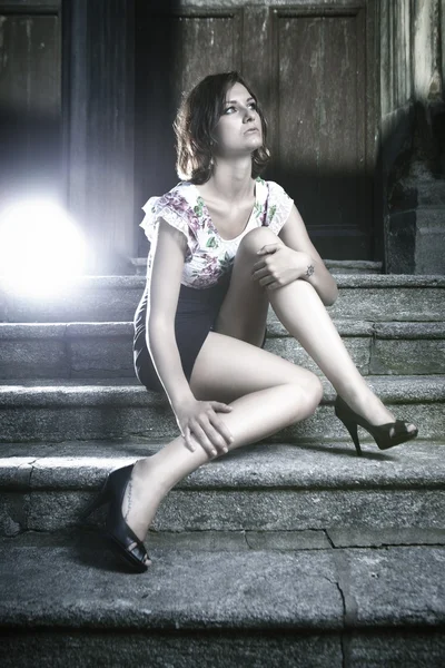 Girl posing near the old castle — Stock Photo, Image