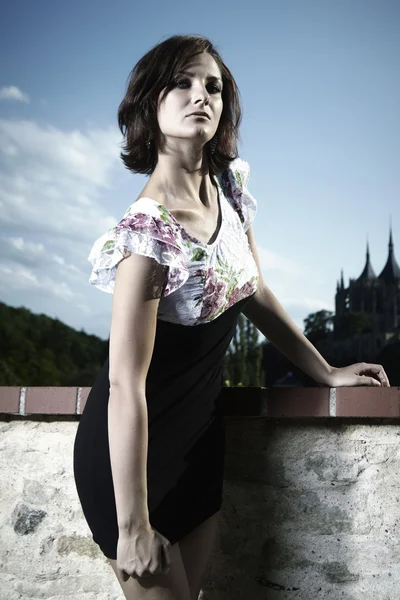 Girl posing near the old castle — Stock Photo, Image