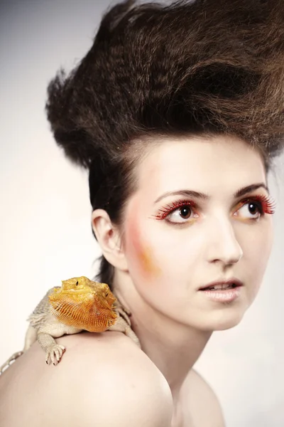 Brunette girl with lizard — Stock Photo, Image