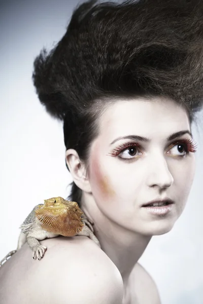 Brunette girl with lizard — Stock Photo, Image