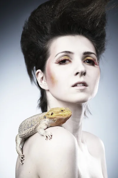 Brunette girl with lizard — Stock Photo, Image