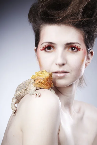 Brunette girl with lizard — Stock Photo, Image
