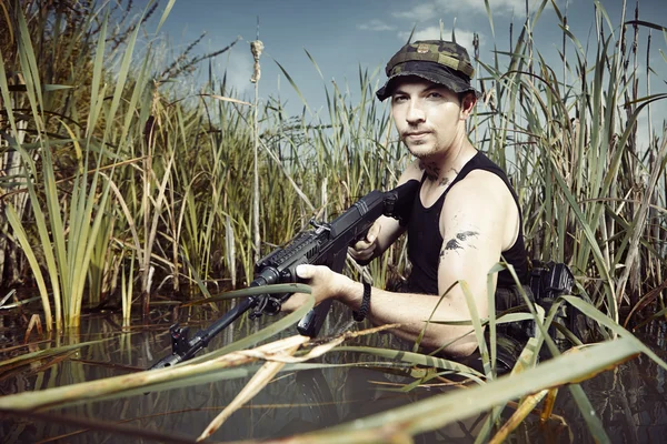 Soldado con un arma — Foto de Stock