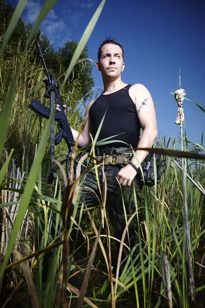 Soldier with a gun — Stock Photo, Image