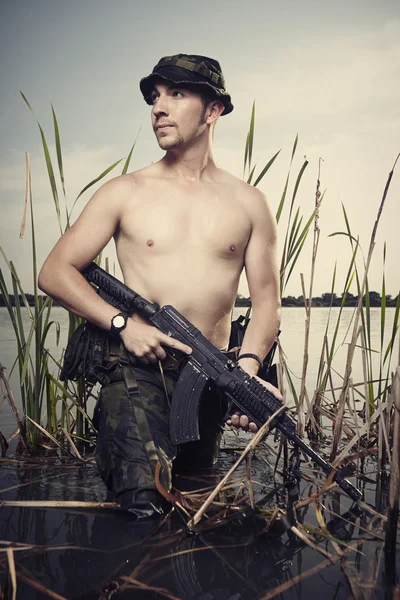Soldier with a gun — Stock Photo, Image