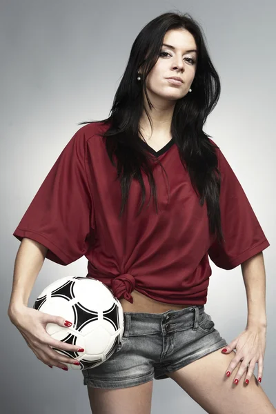 Brunette meisje met een voetbal — Stockfoto