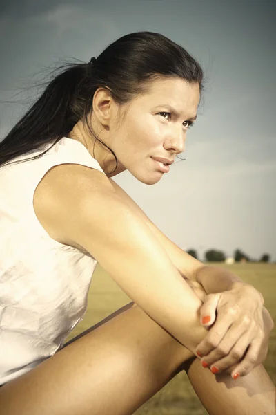 Brunette girl in a field — Stock Photo, Image