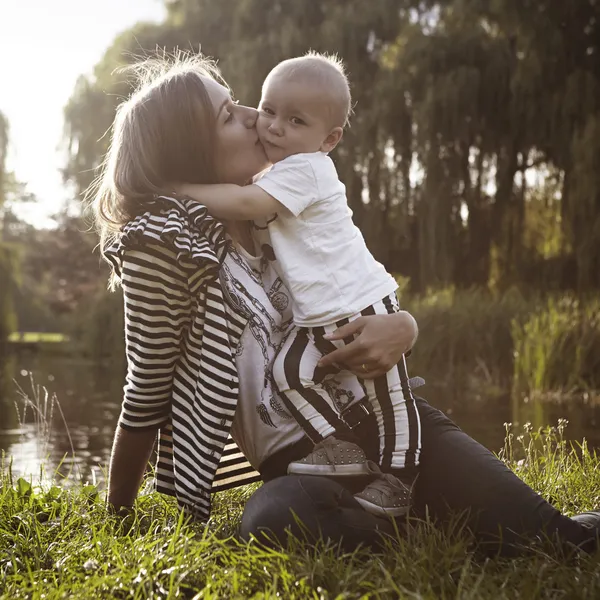 Menino em braços amorosos de sua mãe — Fotografia de Stock