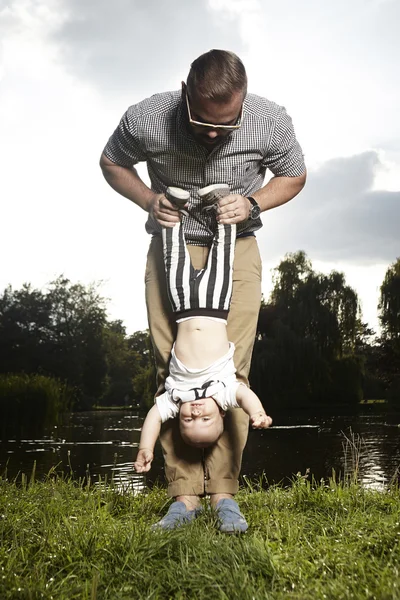 Pai com filho na natureza — Fotografia de Stock