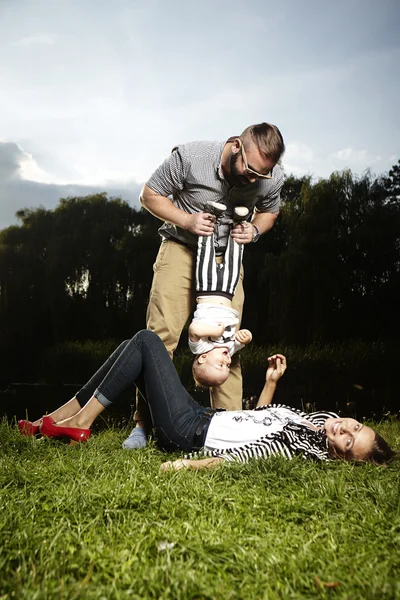 Lycklig familj på naturen — Stockfoto