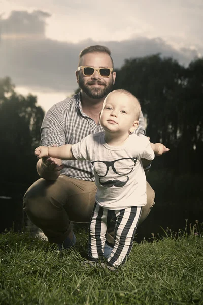 Padre con figlio sulla natura — Foto Stock