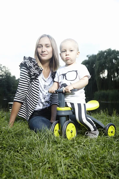 Madre con hijo en la naturaleza — Foto de Stock