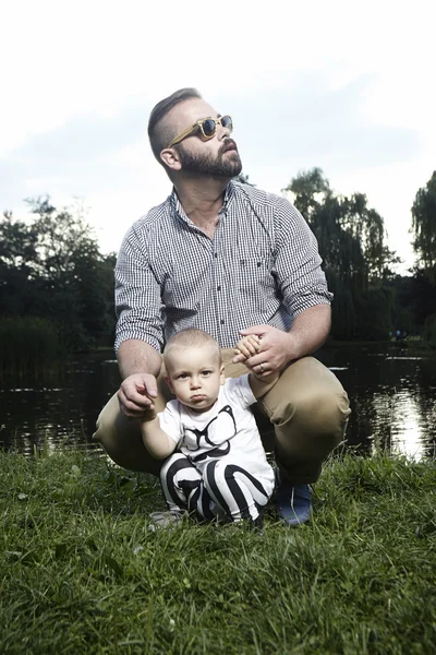 Père avec fils sur la nature — Photo