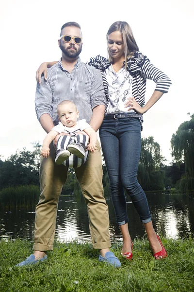 Familia feliz en la naturaleza —  Fotos de Stock