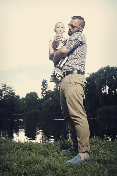 Père avec fils sur la nature — Photo