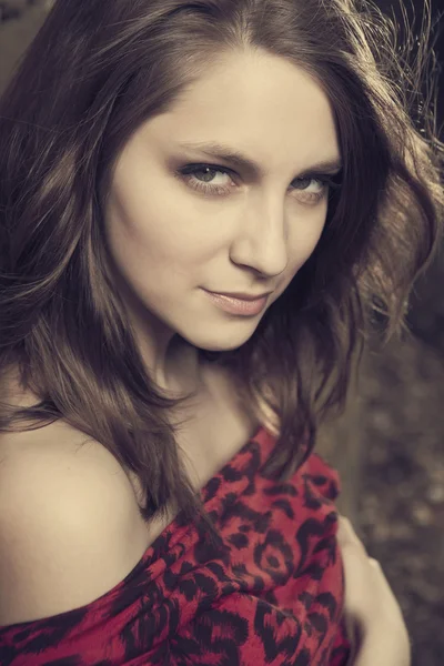 Brunette girl near the wall — Stock Photo, Image