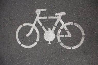 Kaldırıma bisiklet yolu tabelası boyanmış.