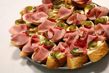 bir plaka üzerinde sandviç