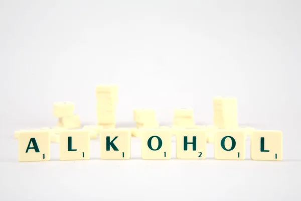 Кубики зі словом "алкоголь " — стокове фото