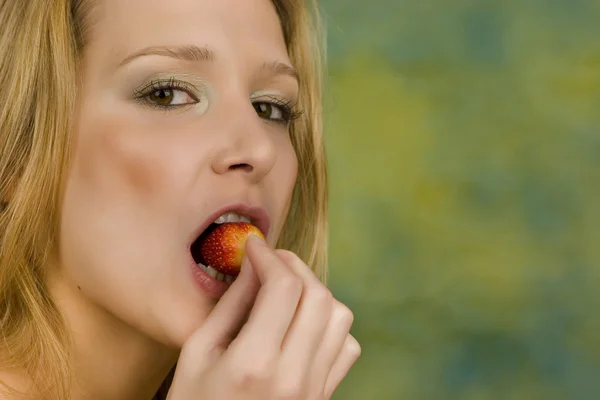 Žena jí jahody — Stock fotografie