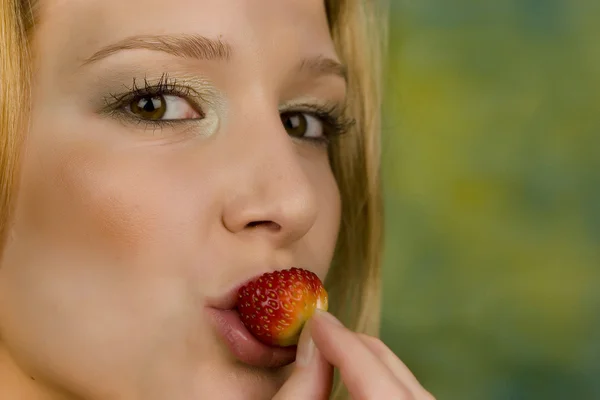 Woman eating strawberry — Stock Photo, Image