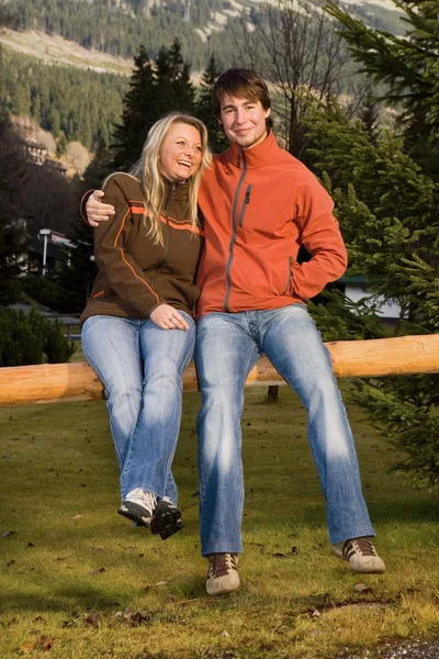 Homme et femme profitant de leur journée dans un parc de montagne — Photo