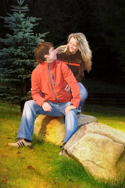 Couple dans la montagne bénéficiant de date — Stock fotografie