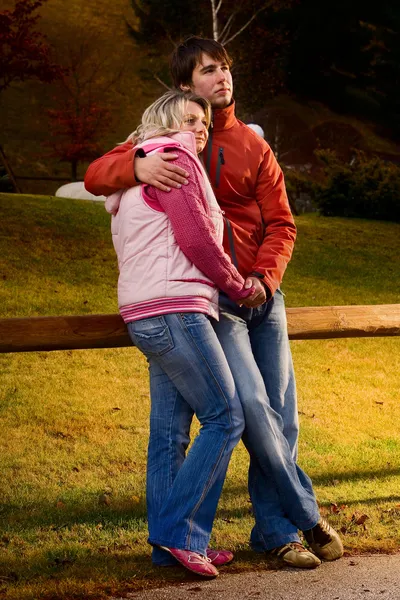 Couple amoureux dans la montagne — Photo