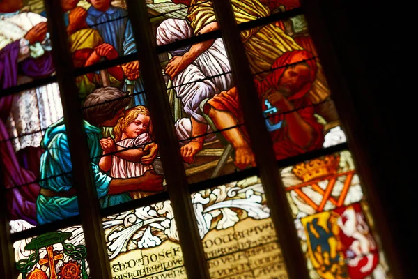 Gebrandschilderd glas in kerk — Stockfoto