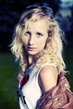 park içinde ışık altında kız portresi