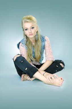 stüdyoda poz güzel sarışın Bayan