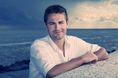 genç adam deniz poz
