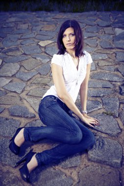 Nehrin yanında ince Bayan