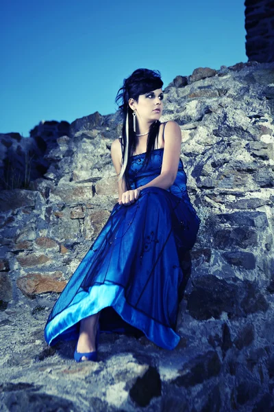 Flicka i blått på antikt läge — Stockfoto