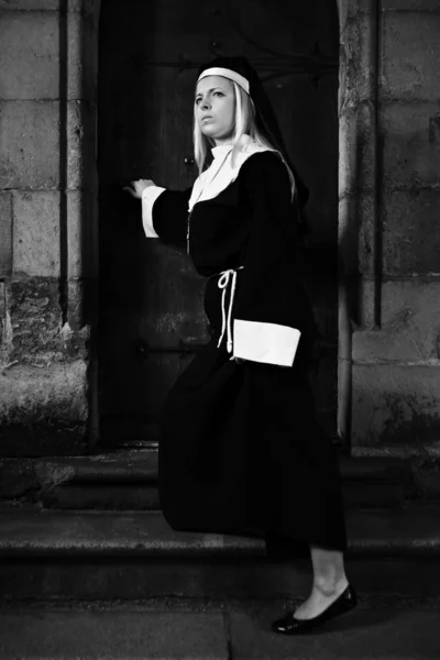 教会の修道女の白黒の肖像画 — ストック写真