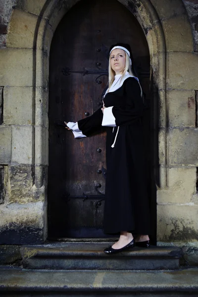 Nun entering church — Stock Photo, Image