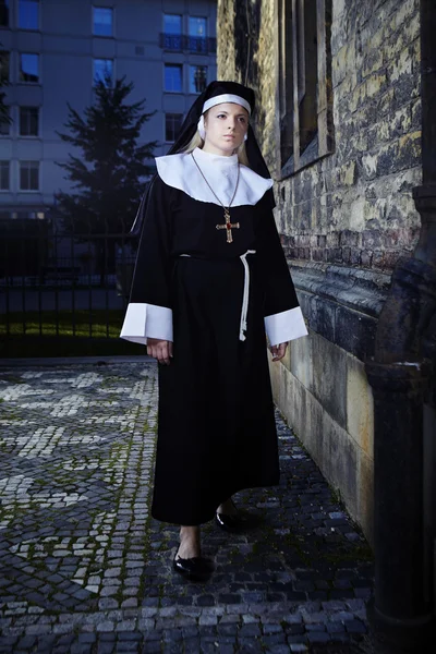 Nun walking around church — Stock Photo, Image