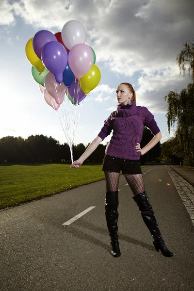 Bella signora in posa con palloncini — Foto Stock