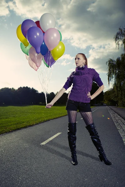 Aardige dame poseren met ballonnen — Stockfoto