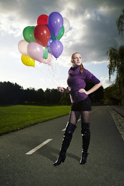 Niza dama posando con globos —  Fotos de Stock